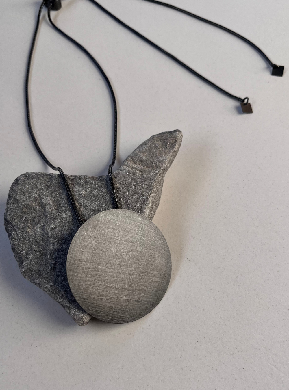 Collana geometrica cerchio black artigianale in ottone con rifinitura nera satinata ciondolo cerchio e catena regolabile con cursore per regolare la lunghezza