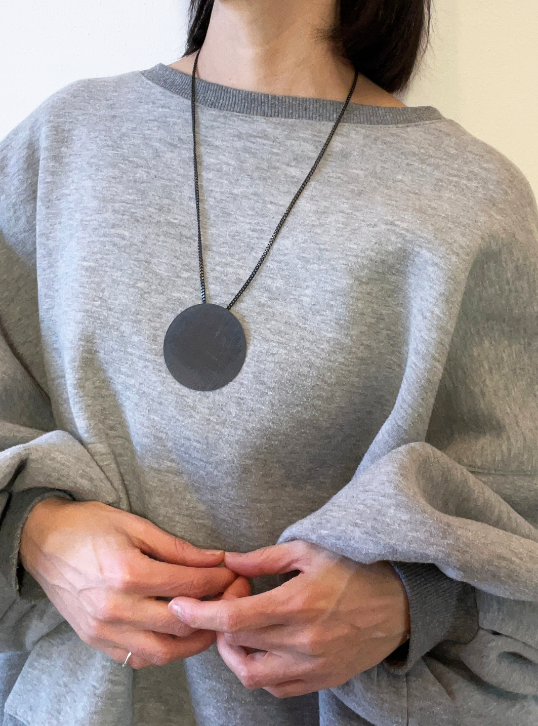 Collana geometrica cerchio black artigianale in ottone con rifinitura nera satinata ciondolo cerchio e catena regolabile con cursore per regolare la lunghezza