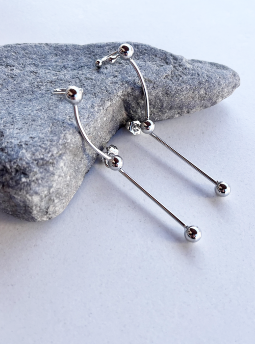 Orecchini ear cuffs linea argento Orecchini in ottone Orecchini con rifinitura in argento in stile piercing con ciondoli estraibili Orecchini geometrici Orecchini originali Orecchini minimalisti dal design contemporaneo Orecchini artigianali Orecchini regolabili Orecchini per orecchio Accessori moda unici Orecchini eleganti Orecchini di design