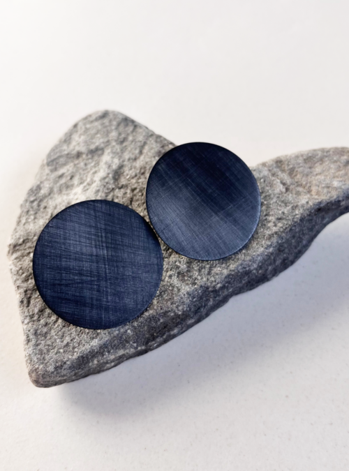 Orecchini geometrici a cerchio black artigianali in ottone con rifinitura in argento satinato e graffiato a mano in lamina sottile per essere leggeri e indossabili. La chiusura di questi orecchini è a farfallina