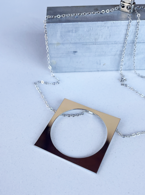 Collana quadrato cerchio argento artigianale in ottone con trattamento in argento lucido e catena con cursore per regolare la lunghezza lasciando cadere dietro la schiena i due pendenti
