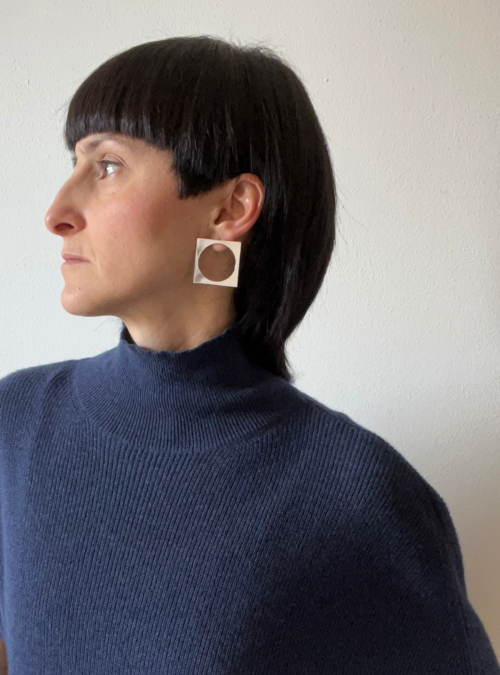 Orecchini QUADRATO CERCHIO piccoli  in ottone con rifinitura in argento lucido dalla forma quadrata con lato 4 cm e vuota dentro a forma di cerchio. Orecchini con chiusura a farfallina.