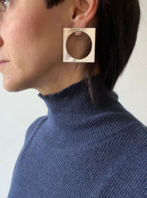 orecchini QUADRATO CERCHIO oro in lamina di ottone trattata con perno e chiusura a farfallina. Il contorno degli orecchini è quadrato e all'interno c'è un cerchio traforato. Orecchini leggeri e minimali.