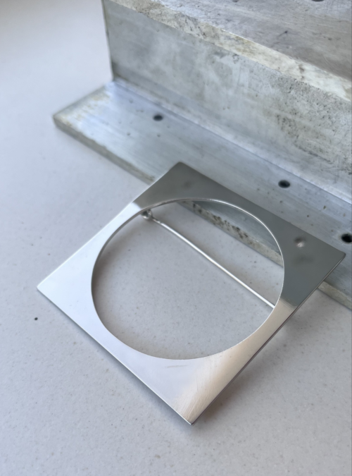 Spilla quadrato cerchio argento in ottone trattato con rifinitura in argento lucido dal contorno quadrato e con un cerchio vuoto all'interno. spilla minimale