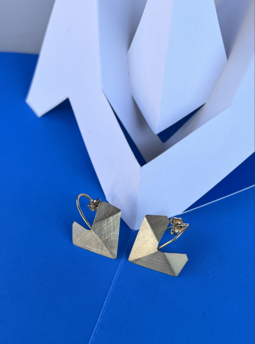 Orecchini CUORE MINIMO ciondoli artigianali in lamina di ottone piegata in stile origami ispirati alle sculture da viaggio del designer Bruno Munari con gancio in filo e farfallina come sicura. Orecchini leggeri e piccoli a forma di cuore geometrico