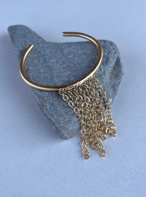 Il bracciale rigido FRANGIA è un bracciale artigianale rigido leggermente regolabile con cascata di catene costruito interamente a mano.