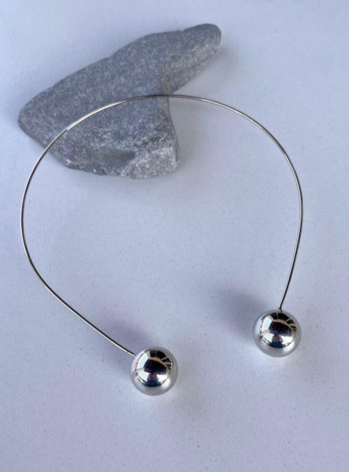 Collana collare doppia sfera artigianale minimalista in filo armonico ed elasticizzato con doppia sfera in argento lucido. Gioiello moderno, versatile ed elegante, fatto a mano in Italia.