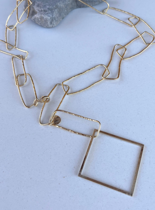 Collana CATENA RETTANGOLI artigianale in ottone con rifinitura in oro chiaro satinato, collana catena realizzata a mano con maglie in filo martellato dalla forma rettangolare e centrale quadrato multi indossabile grazie alla chiusura con moschettone.