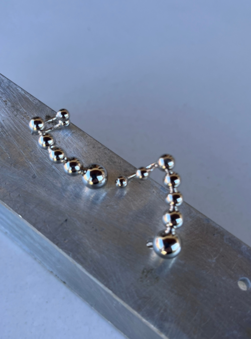 Ear cuffs bolle argento orecchini artigianali con sfere a diametro diverso che incorniciano il lobo e si agganciano al padiglione dell'orecchio tramite un'anellina regolabile, orecchini anche con perno e chiusura a farfallina