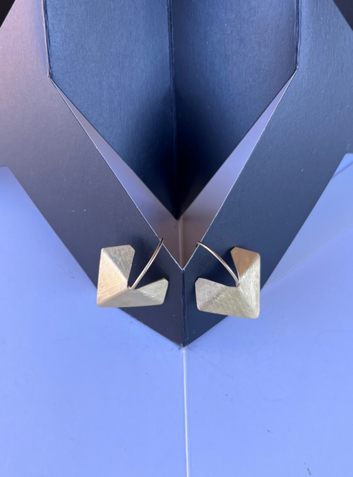 Orecchini cuore minimo ciondoli in ottone contrattamento in oro chiaro satinato ispirati alle sculture da viaggio di Bruno Munari e all'arte degli origami, a forma di cuore simmetrico con amo leggeri e contemporanei.