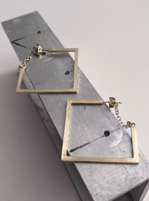 Orecchini quadrato catena artigianali in ottone con rifinitura in oro chiaro satinato e chiusura a farfallina collegata all'orecchino con una catena che serve come sicura, leggeri e minimali. Gioielli Elena Brasa