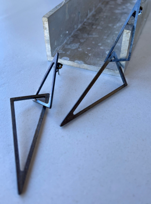 Orecchini scaleno black artigianali in ottone con rifinitura in black satinato a forma di triangolo scaleno con struttura vuota e leggera e chiusura con farfallina.