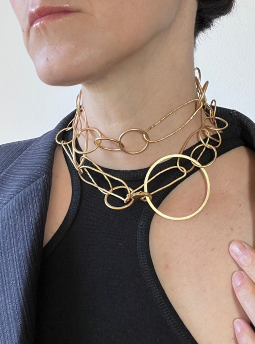 Collana versatile CERCHIO Collana artigianale in ottone martellato placcato oro chiaro satinato. Lunga 1,14 m, trasformabile in choker multi-giro o cintura metallica.